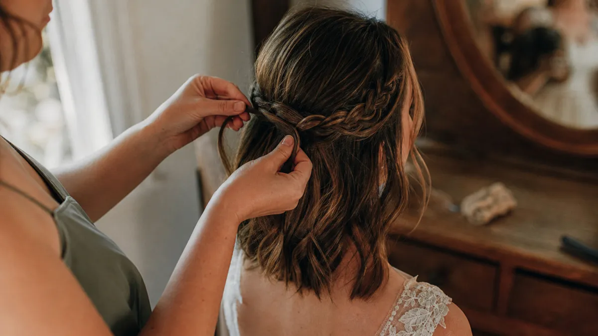 Coiffure mariage cheveux mi-longs : 50 idées tendances 2026